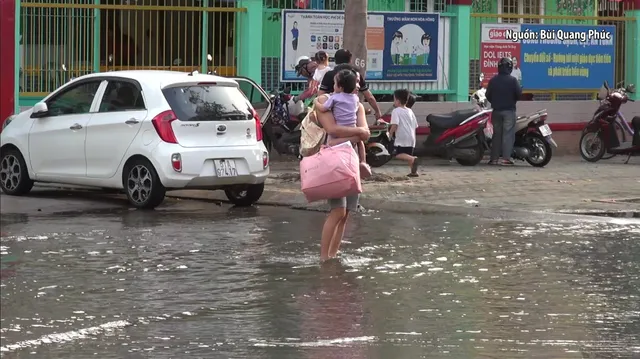 TP Hồ Chí Minh ngập úng do triều cường lên cao - Ảnh 2.