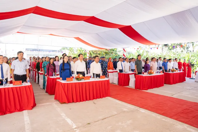 Bí thư Tỉnh ủy Quảng Bình dự Ngày hội Đại đoàn kết toàn dân tộc tại thành phố Đồng Hới - Ảnh 1.