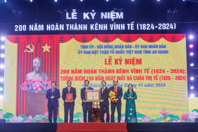 Kênh đào Vĩnh Tế xác lập kỷ lục Việt Nam - Ảnh 1.