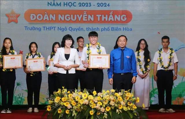 Tuyên dương những gương mặt xuất sắc trong sự nghiệp giáo dục - Ảnh 2.