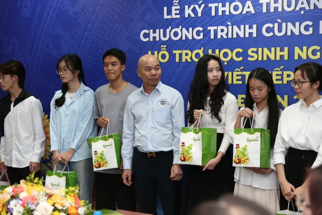 Lễ ký thỏa thuận đồng hành chương trình từ thiện “Cùng em đến trường” hỗ trợ học sinh nghèo Viết tiếp ước mơ giai đoạn 2025-2028 - Ảnh 2.