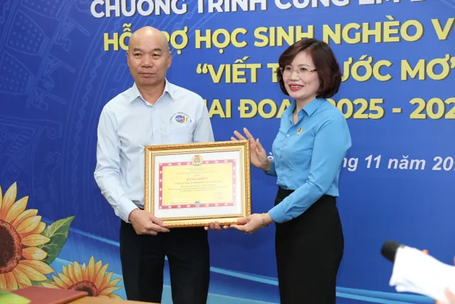 Lễ ký thỏa thuận đồng hành chương trình từ thiện “Cùng em đến trường” hỗ trợ học sinh nghèo Viết tiếp ước mơ giai đoạn 2025-2028 - Ảnh 7.