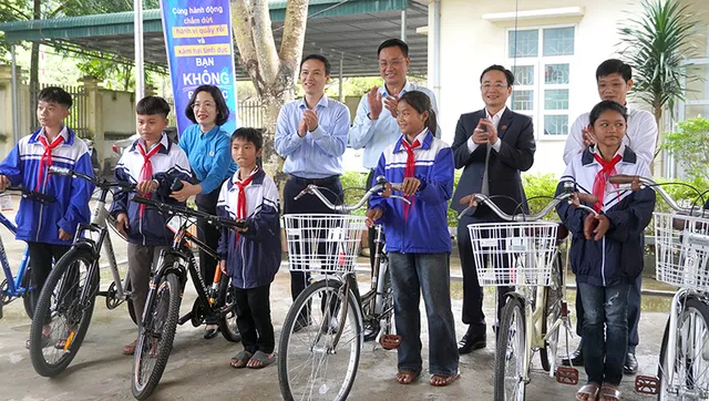 Bí thư Tỉnh ủy Quảng Bình thăm, tặng quà thầy cô, học sinh nhân Ngày Nhà giáo Việt Nam - Ảnh 5.