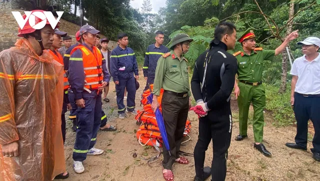 Trục vớt xe rác rơi xuống cầu treo, tiếp tục tìm kiếm 2 nạn nhân - Ảnh 2.