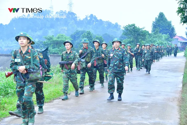 Trung đoàn 764 thực hành vượt sông chiến đấu giữa thời tiết mưa, lạnh - Ảnh 1.