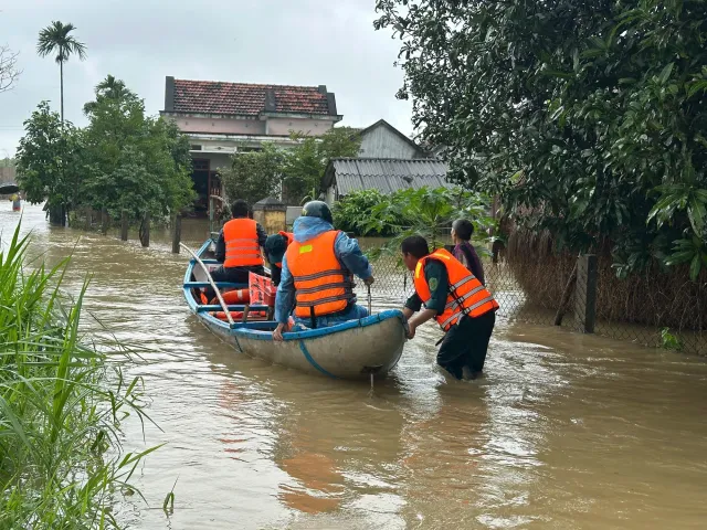 Mưa lũ gây nhiều thiệt hại về nhà ở, giao thông ở Quảng Ngãi - Ảnh 1.