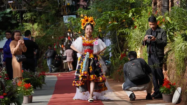 Sặc sỡ thời trang hoa chào mừng Festival Hoa Đà Lạt lần thứ X - Ảnh 1.