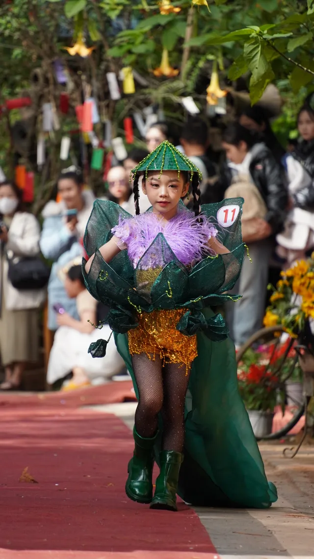 Sặc sỡ thời trang hoa chào mừng Festival Hoa Đà Lạt lần thứ X - Ảnh 3.