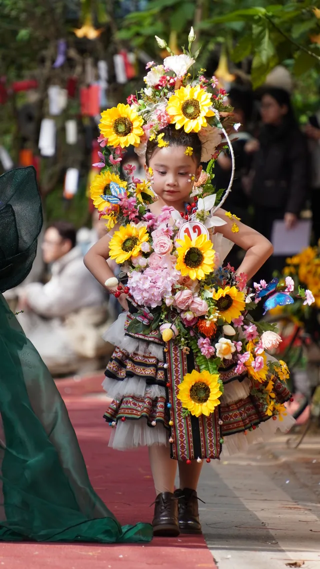 Sặc sỡ thời trang hoa chào mừng Festival Hoa Đà Lạt lần thứ X - Ảnh 4.