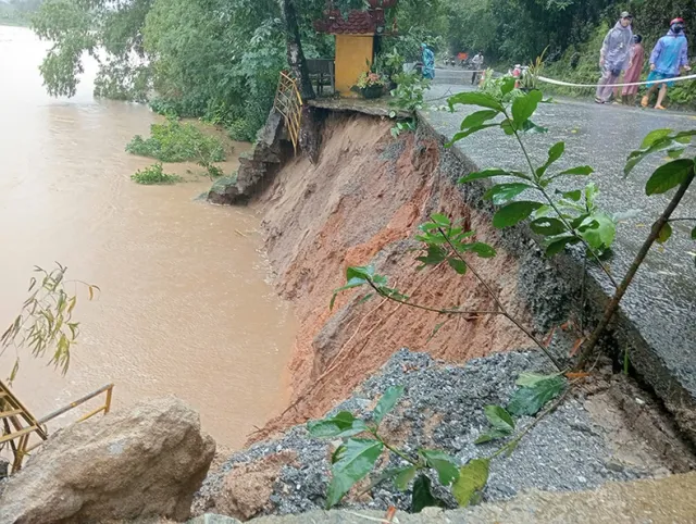 Mưa lũ gây nhiều thiệt hại về nhà ở, giao thông ở Quảng Ngãi - Ảnh 3.