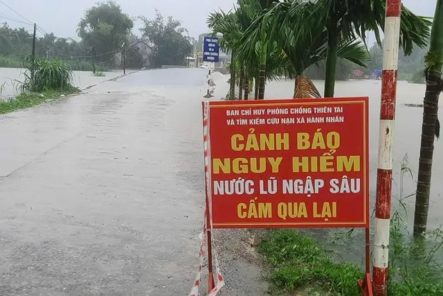 Quảng Ngãi: Giao thông bị chia cắt do mưa lớn kéo dài gây sạt lở - Ảnh 9.