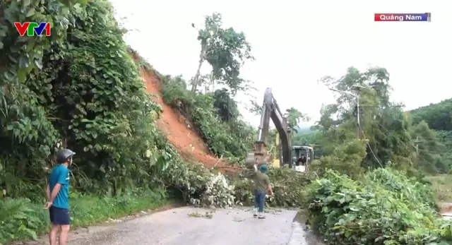 Quảng Nam: Khắc phục các điểm sạt lở do mưa lớn gây ra - Ảnh 2.