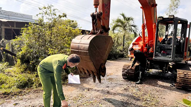 Khởi tố 6 đối tượng trong một gia đình ném bom xăng chống người thi hành công vụ - Ảnh 2.