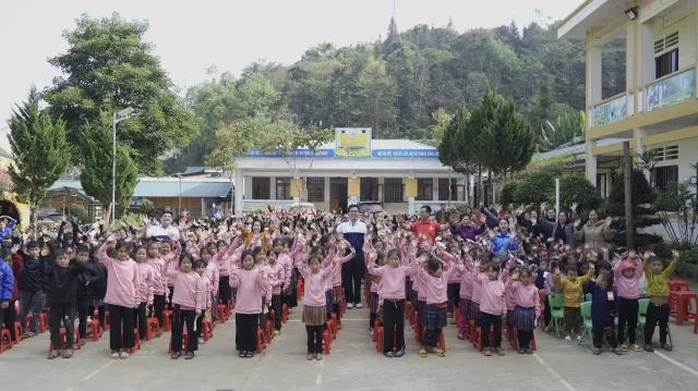 Hơn 3500 áo ấm đến với học sinh và giáo viên vùng cao sau bão lũ - Ảnh 6.