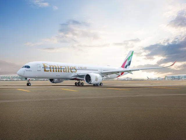 Emirates officially unveils its first A350 aircraft - Ảnh 1.