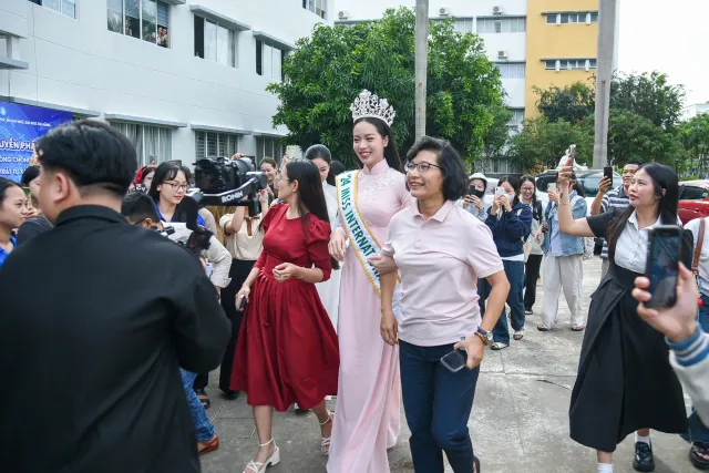 Miss International 2024 Thanh Thuỷ được fan vây kín khi về thăm trường ở Đà Nẵng - Ảnh 1.