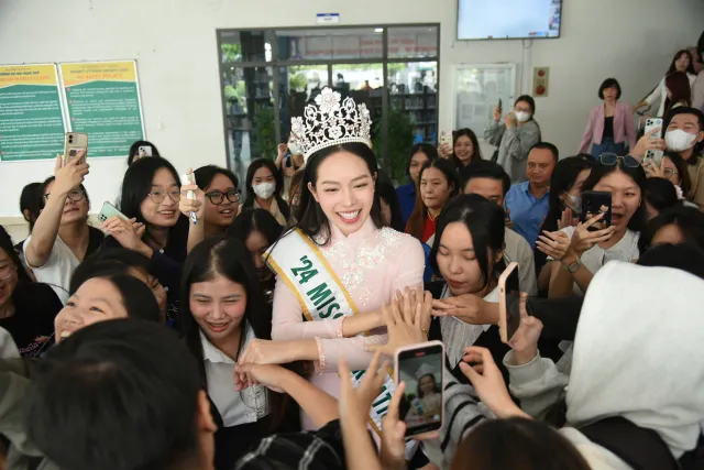 Miss International 2024 Thanh Thuỷ được fan vây kín khi về thăm trường ở Đà Nẵng - Ảnh 3.