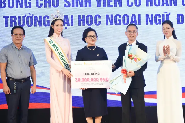 Miss International 2024 Thanh Thuỷ được fan vây kín khi về thăm trường ở Đà Nẵng - Ảnh 5.