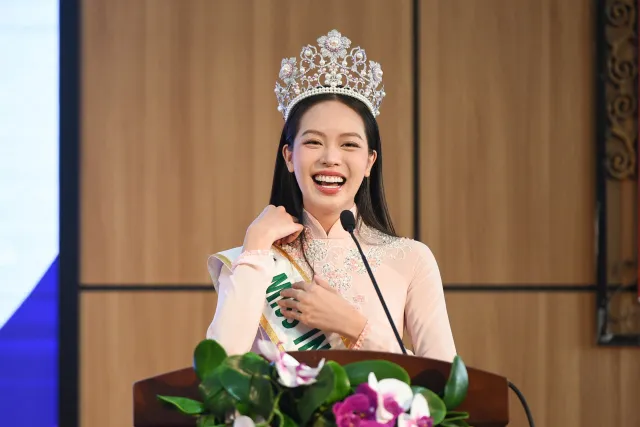 Miss International 2024 Thanh Thuỷ được fan vây kín khi về thăm trường ở Đà Nẵng - Ảnh 4.