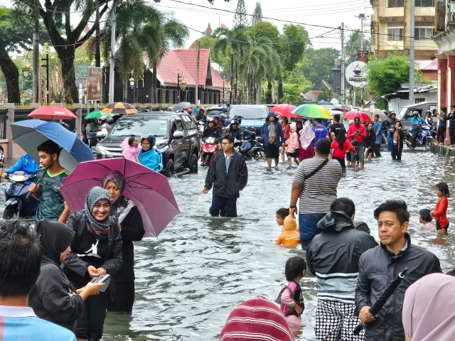 Malaysia hứng lũ lụt tồi tệ nhất trong 1 thập kỷ, 3 người chết, 80.000 người sơ tán - Ảnh 1.