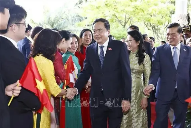 Top legislator begins official visit to Singapore - Ảnh 1.