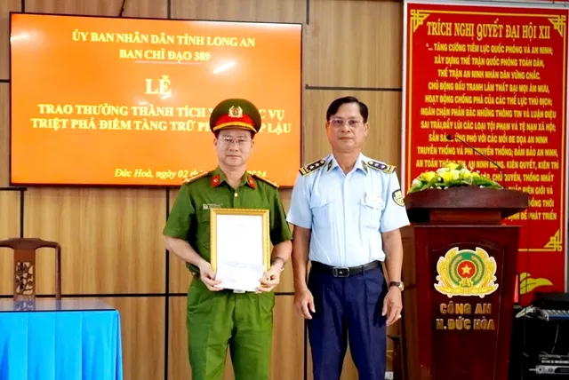 Khởi tố, bắt tạm giam đối tượng tàng trữ hơn 1 tấn pháo nổ trong trại nuôi gà - Ảnh 1.