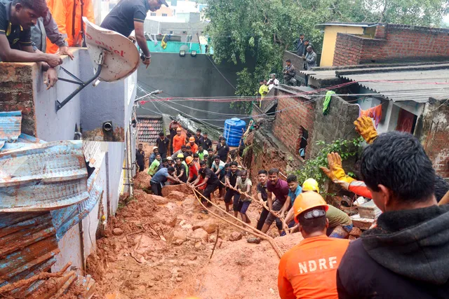 Bão Fengal tàn phá bang Tamil Nadu của Ấn Độ, ít nhất 12 người tử vong - Ảnh 1.