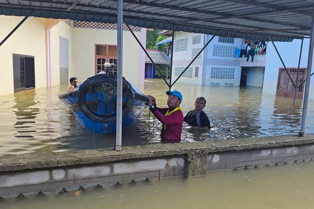 Lũ lụt nghiêm trọng khiến 6 người thiệt mạng, Malaysia nỗ lực khắc phục hậu quả - Ảnh 1.