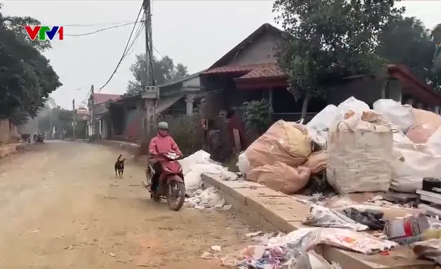 Đường liên xã thi công dang dở, người dân phải bắc cầu tạm để vào nhà - Ảnh 5.