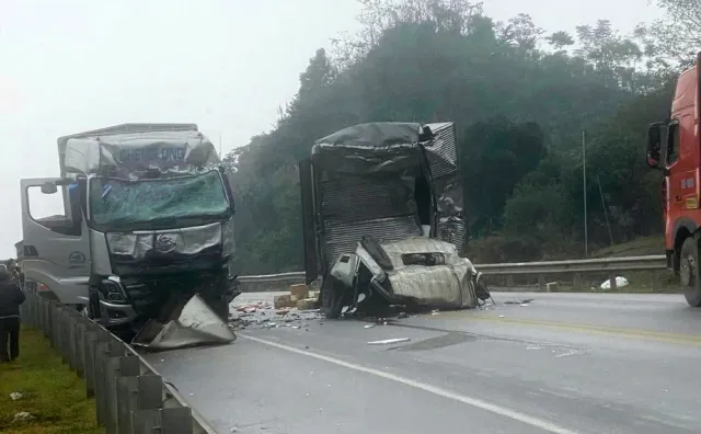 Hai ô tô tải đâm nhau trên cao tốc Nội Bài - Lào Cai, 2 người tử vong - Ảnh 1.