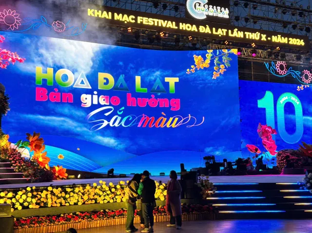 Thời tiết lạnh buốt, hàng nghìn du khách vẫn ùn ùn dự Festival Hoa Đà Lạt 2024 - Ảnh 6.