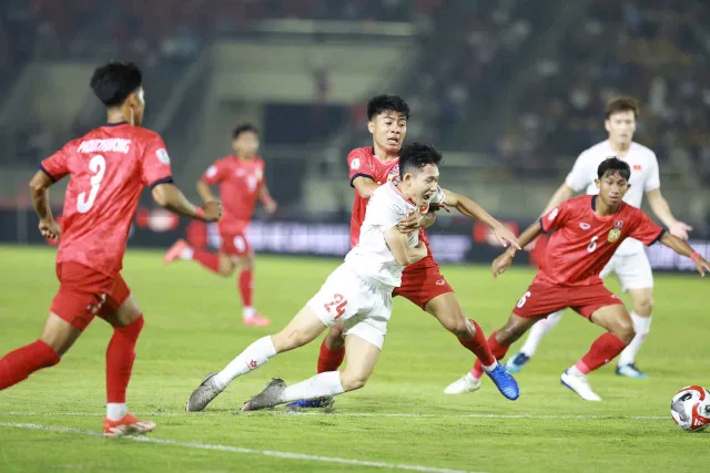 ASEAN Cup 2024: ĐT Lào 1-4 ĐT Việt Nam: Chiến thắng đầu tiên cho thầy trò HLV Kim Sang-sik - Ảnh 1.