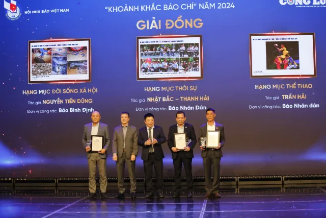 Winners of the 6th Press Moment Photography Contest honored - Ảnh 8.