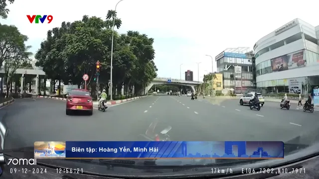 Xe máy vượt đèn đỏ suýt va vào xe hơi