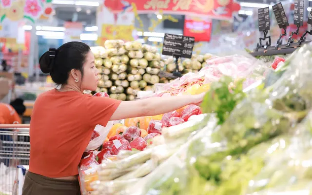 Hàng trăm sản phẩm thiết yếu giảm giá sâu tại chương trình bình ổn Tết 2025