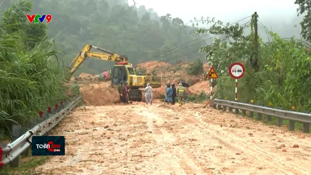 Sạt lở trên đèo Khánh Lê nối Nha Trang - Đà Lạt, giao thông tê liệt