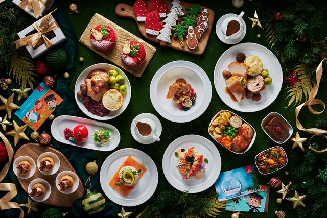 Emirates celebrates Christmas onboard and in lounges - Ảnh 1.