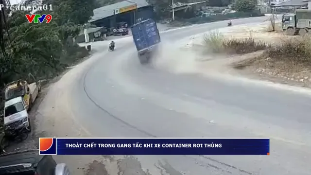 Xe container đang chạy rơi thùng, nhiều người thoát chết trong gang tấc