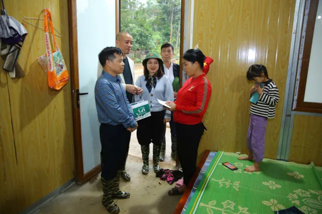 Vietnam Television  Workers Union Visits and Presents Gifts to People in Lang Nu Village - Ảnh 8.