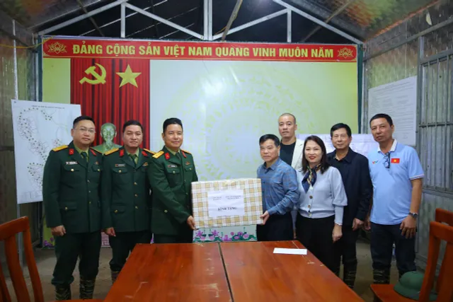 Vietnam Television  Workers Union Visits and Presents Gifts to People in Lang Nu Village - Ảnh 2.