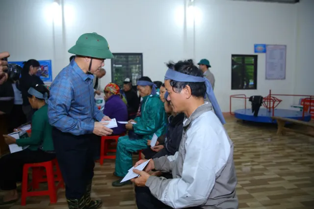 Vietnam Television  Workers Union Visits and Presents Gifts to People in Lang Nu Village - Ảnh 1.