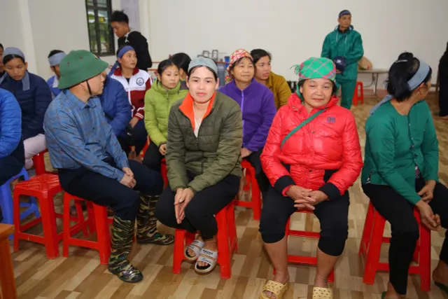 Vietnam Television  Workers Union Visits and Presents Gifts to People in Lang Nu Village - Ảnh 4.