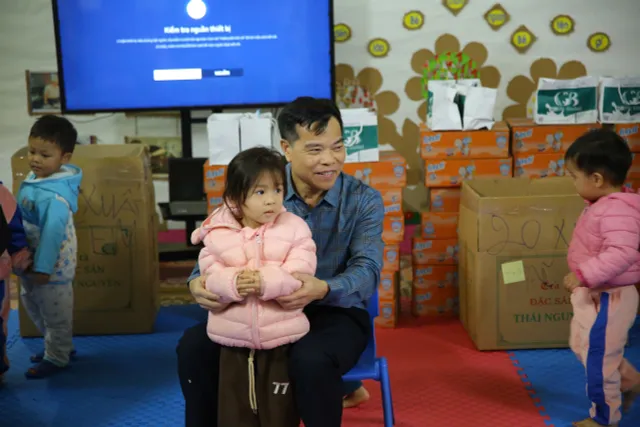 Vietnam Television  Workers Union Visits and Presents Gifts to People in Lang Nu Village - Ảnh 7.