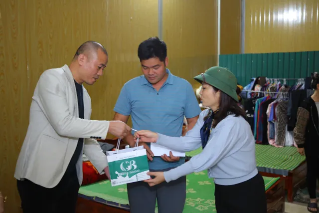 Vietnam Television  Workers Union Visits and Presents Gifts to People in Lang Nu Village - Ảnh 5.