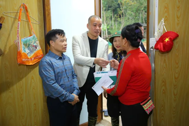 Vietnam Television  Workers Union Visits and Presents Gifts to People in Lang Nu Village - Ảnh 3.