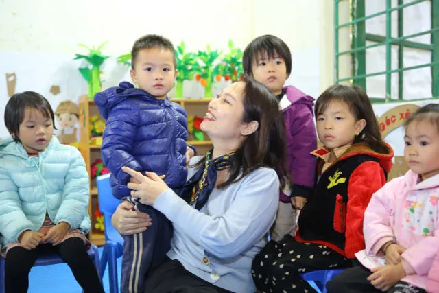 Vietnam Television  Workers Union Visits and Presents Gifts to People in Lang Nu Village - Ảnh 6.