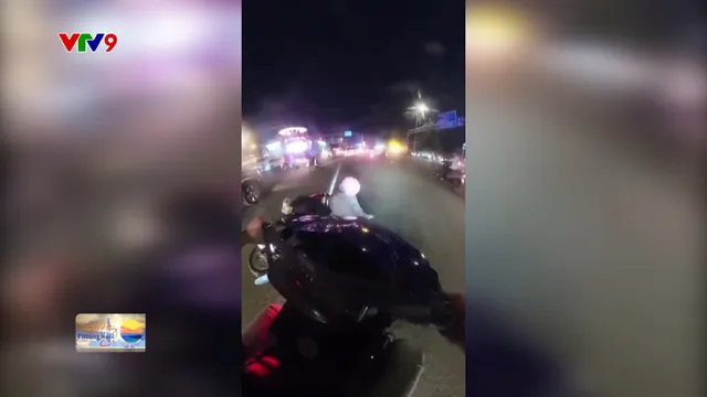 Camera giao thông: Người đàn ông đi xe máy đạp ngã xe phụ nữ giữa đường