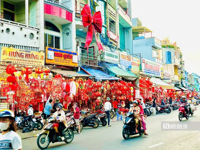 TP Hồ Chí Minh: Không khí Tết rộn ràng ở khu phố cổ nhất