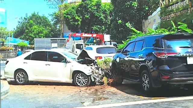 Ôtô tông 13 xe, lao vào khuôn viên chung cư ở TP Hồ Chí Minh