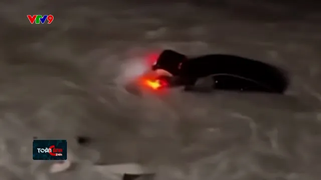 Ô tô Mercedes chở nhiều người lao xuống biển Nha Trang